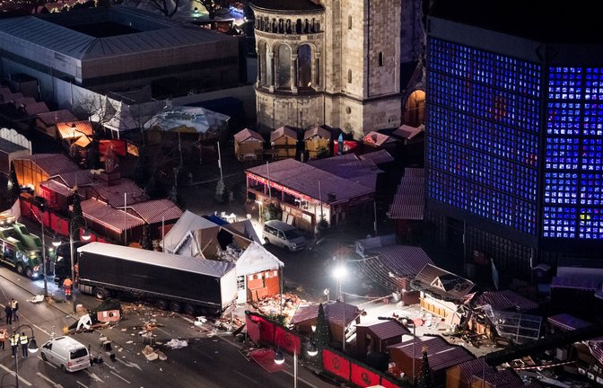 Eine Schneise der Verwüstung ist am 20.12.2016 auf dem Weihnachtsmarkt am Breitscheidplatz in Berlin zu sehen. Die Gefahr ist derzeit ebenfalls erhöht. (Archivbild)<span class='image-autor'>Foto: dpa/Bernd von Jutrczenka</span>