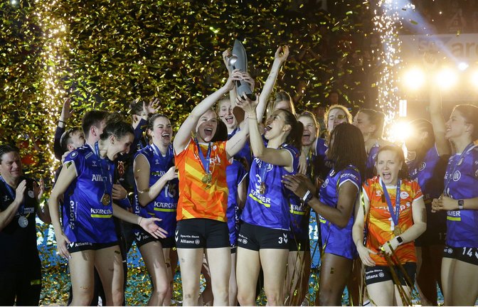 Da ist das Ding! Die Volleyballerinnen von Allianz MTV Stuttgart recken den Pokal im Lametta-Regen in die Höhe.<span class='image-autor'>Foto: Baumann/Hansjürgen Britsch</span>
