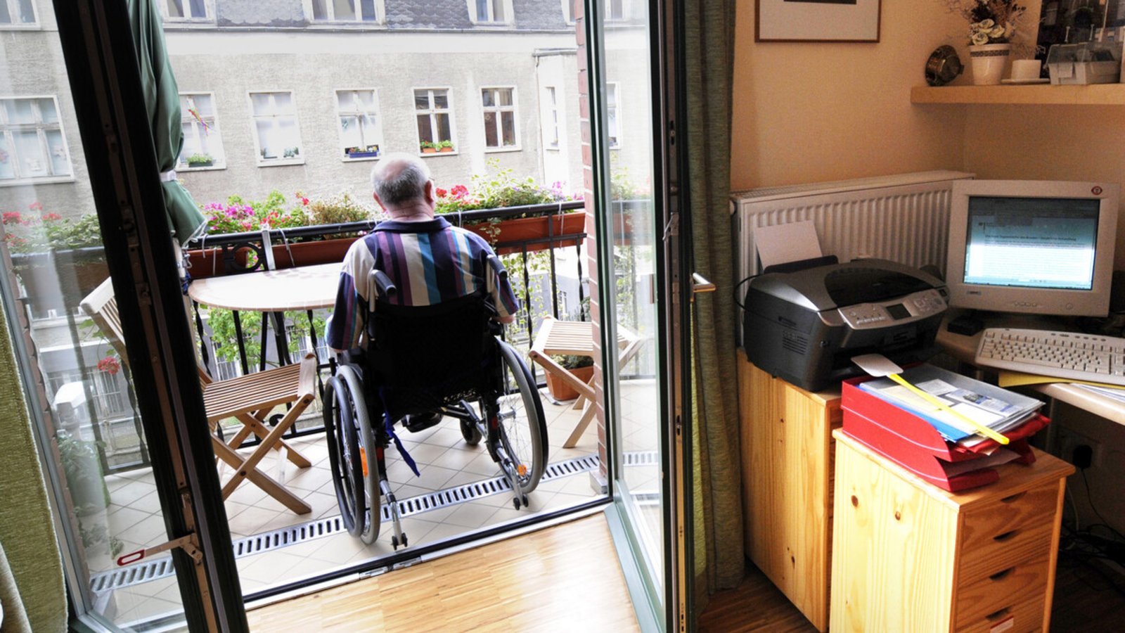 Altersgerecht wohnen ist sinnvoll – aber die Miete in einer anderen Wohnung meist viel höher.Foto: dpa/Rainer Jensen