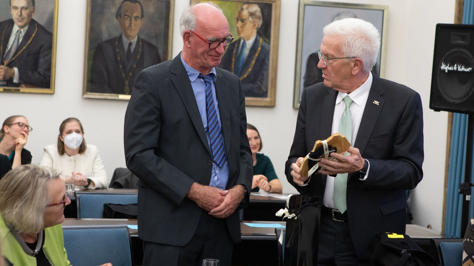Ein „Veschperbrittle“ (Vesperbrett) zum Abschied: Ministerpräsident Winfried Kretschmann und der beschenkte Sprachforscher Hubert Klausmann (links)Foto: Universität Tübingen/Friedhelm Albrecht Ein „Veschperbrittle“ (Vesperbrett) zum Abschied: Ministerpräsident Winfried Kretschmann und der beschenkte Sprachforscher Hubert Klausmann (links)Foto: Universität Tübingen/Friedhelm Albrecht