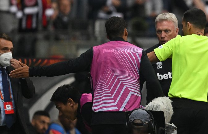 David Moyes (2.v.r) von West Ham United streitet mit dem Schiedsrichterteam.<span class='image-autor'>Foto: dpa/Arne Dedert</span>