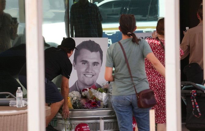 Nach dem Attentat auf den rechten US-Aktivisten Charlie Kirk haben Ermittler nach eigenen Angaben die Tatwaffe gefunden.<span class='image-autor'>Foto: IMAGO/Imagn Images/IMAGO/Joe Rondone/The Republic</span>