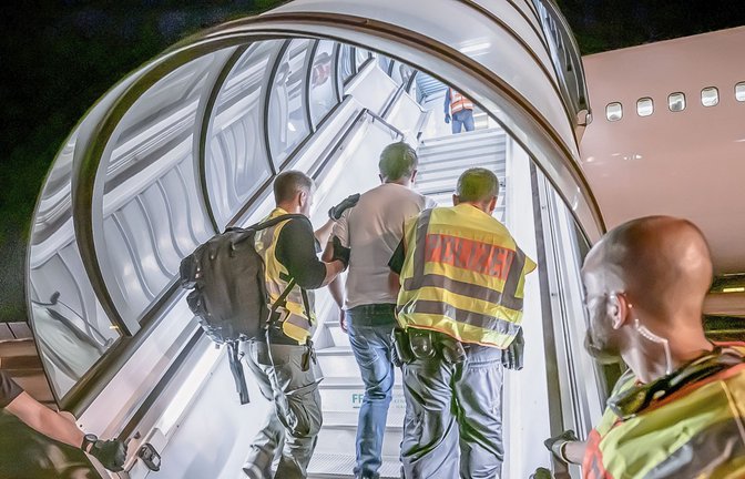 Im Jahr 2024 stieg die Zahl der Rückführungen auf knapp 18 400.<span class='image-autor'>Foto: dpa/Michael Kappeler</span>