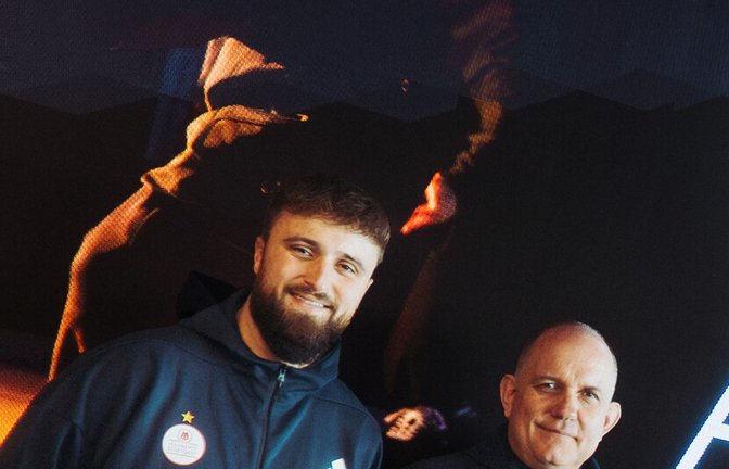 Teammanager Moritz Zeithammel (li.) und Aurel Irion, der Geschäftsführer des Volleyball-Bundesligisten Allianz MTV Stuttgart, freuen sich auf die Zusammenarbeit mit Adidas.<span class='image-autor'>Foto: red</span>