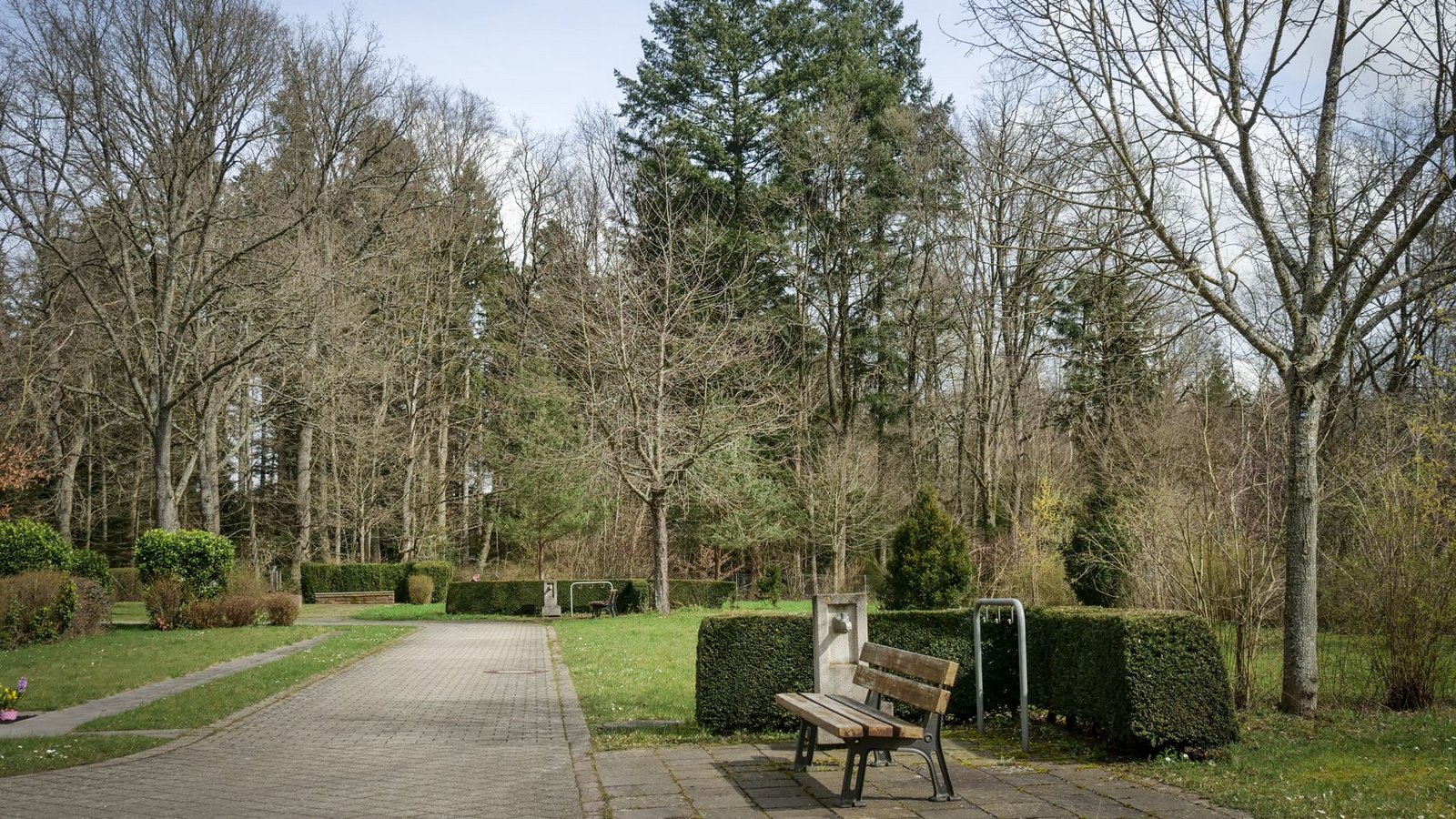 Friolzheim will einen eigenen Friedwald anlegen. Die Fläche grenzt direkt an den hier abgebildeten Friedhof der Nachbargemeinde Tiefenbronn.Foto: /Simon Granville Friolzheim will einen eigenen Friedwald anlegen. Die Fläche grenzt direkt an den hier abgebildeten Friedhof der Nachbargemeinde Tiefenbronn.Foto: /Simon Granville