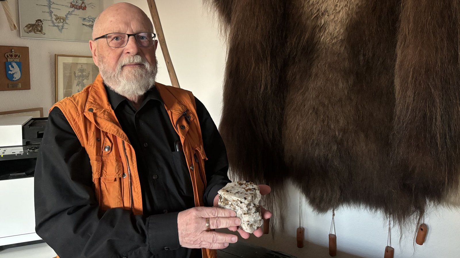 Tom Høyem mit Kryolith in der Hand. Das seltene Mineral kam weltweit fast ausschließlich in Grönland vor, aber ist auch dort seit Ende der 1980er Jahre erschöpft.Foto: STZN/Dürr Tom Høyem mit Kryolith in der Hand. Das seltene Mineral kam weltweit fast ausschließlich in Grönland vor, aber ist auch dort seit Ende der 1980er Jahre erschöpft.Foto: STZN/Dürr