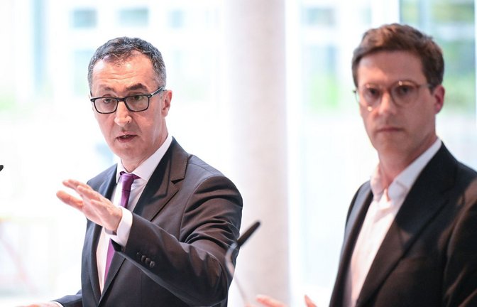 Einig über Stellenzuwachs: Cem Özdemir (Grüne) und Manuel Hagel (CDU) bei den Koalitionsverhandlungen<span class='image-autor'>Foto: Bernd Weißbrod/dpa</span>