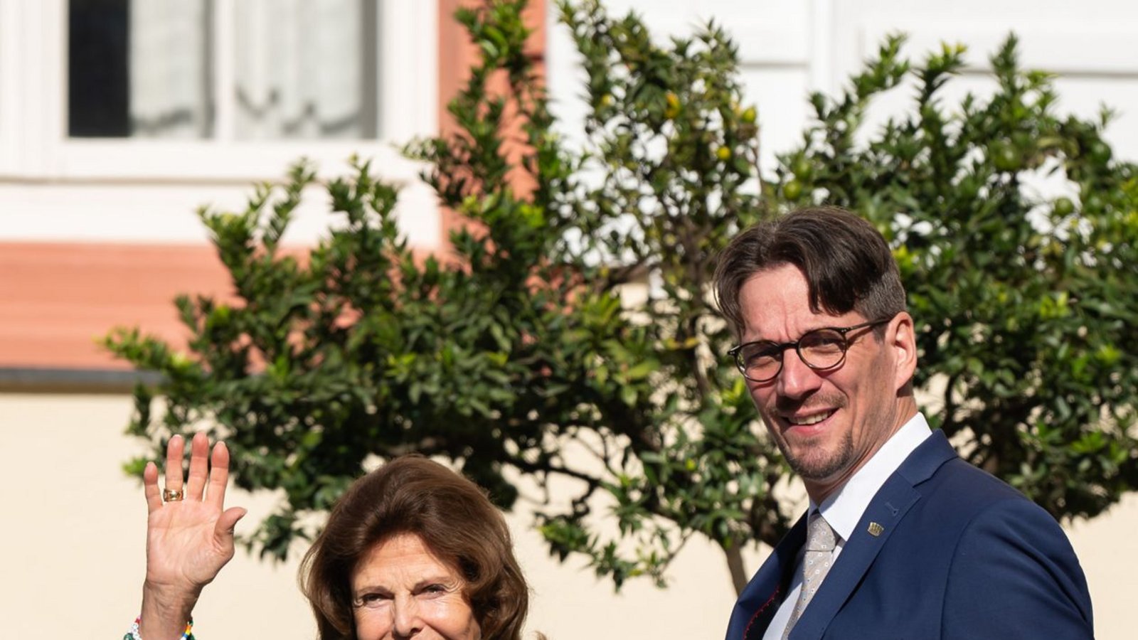 Die Königin trug eine dunkle Hose und einen moosgrünen Blazer.Foto: dpa/Silas Stein Die Königin trug eine dunkle Hose und einen moosgrünen Blazer.Foto: dpa/Silas Stein
