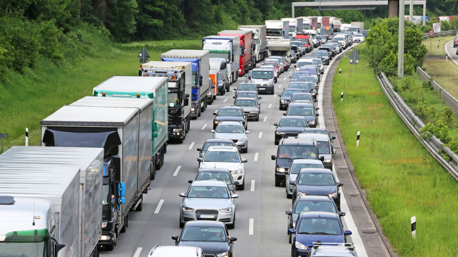 Zum Ferienstart wird es wieder viel Stau geben.Foto: Canetti / shutterstock.com Zum Ferienstart wird es wieder viel Stau geben.Foto: Canetti / shutterstock.com
