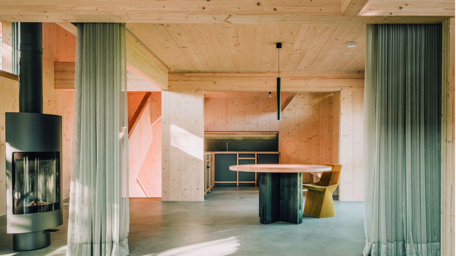 . . . und zwar in Feldkirchen. Der scheunenartige Holzbau ist ein Doppelhaus und wurde von Kuntscher Tscherning Architekten entworfen.Foto: Florian Holzherr . . . und zwar in Feldkirchen. Der scheunenartige Holzbau ist ein Doppelhaus und wurde von Kuntscher Tscherning Architekten entworfen.Foto: Florian Holzherr