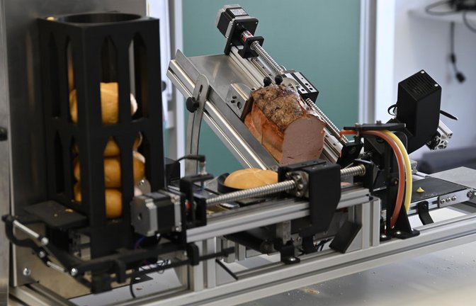 Links werden die Brötchen auf die Reise geschickt, rechts wird der Fleischkäse abgeschnitten und automatisch draufgelegt.<span class='image-autor'>Foto: HTWG/Jana Maria Schmid</span>