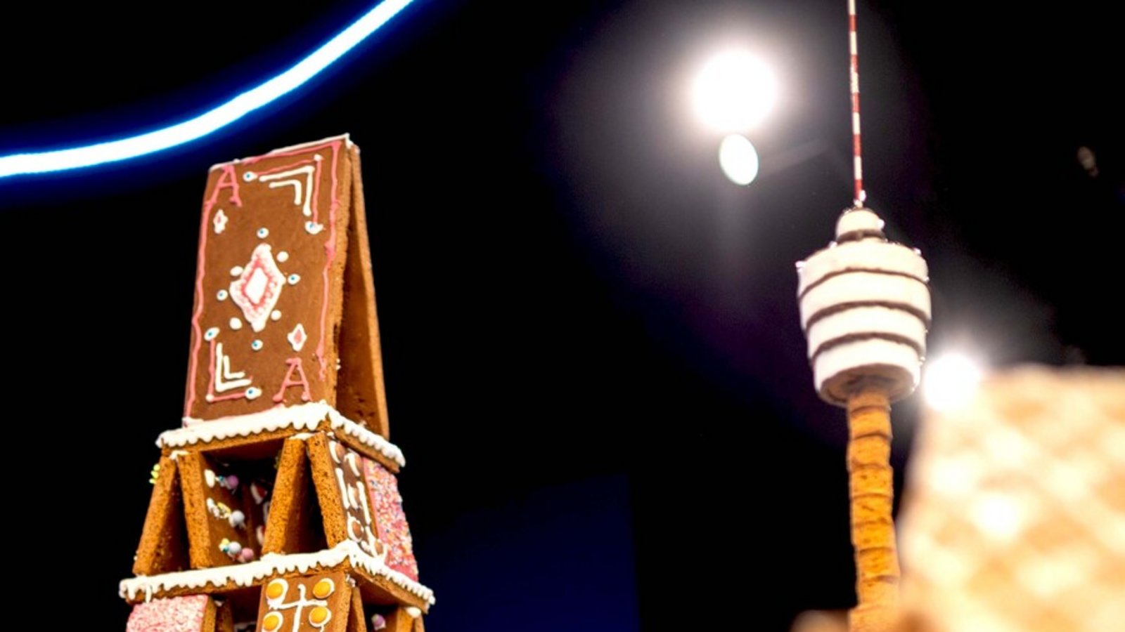 Vorne ein Kartenhaus aus Lebkuchen von Hermann + Bosch Architekten, dahinter der Stuttgarter Fernsehturm von Koppenhöfer aus Lebkuchen.Foto: Lichtgut/Julian Rettig Vorne ein Kartenhaus aus Lebkuchen von Hermann + Bosch Architekten, dahinter der Stuttgarter Fernsehturm von Koppenhöfer aus Lebkuchen.Foto: Lichtgut/Julian Rettig