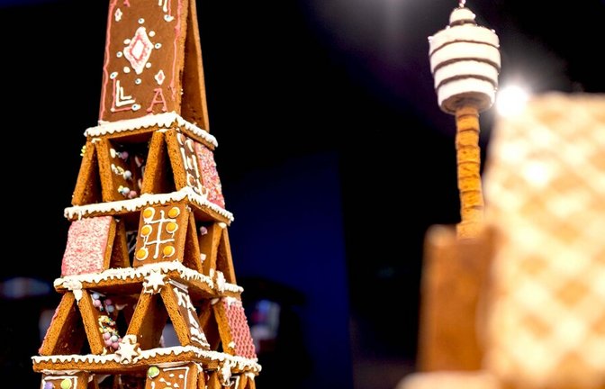 Vorne ein Kartenhaus aus Lebkuchen von Hermann + Bosch Architekten, dahinter der Stuttgarter Fernsehturm von Koppenhöfer aus Lebkuchen.<span class='image-autor'>Foto: Lichtgut/Julian Rettig</span>