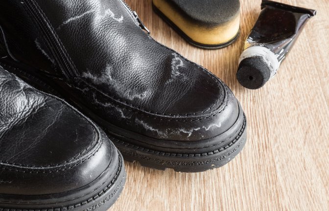 Hier zeigen wir Ihnen 6 Tipps, wie man schnell & einfach Salz- und Schneeränder von Schuhen entfernen kann.<span class='image-autor'>Foto: FotoDuets / Shutterstock.com</span>