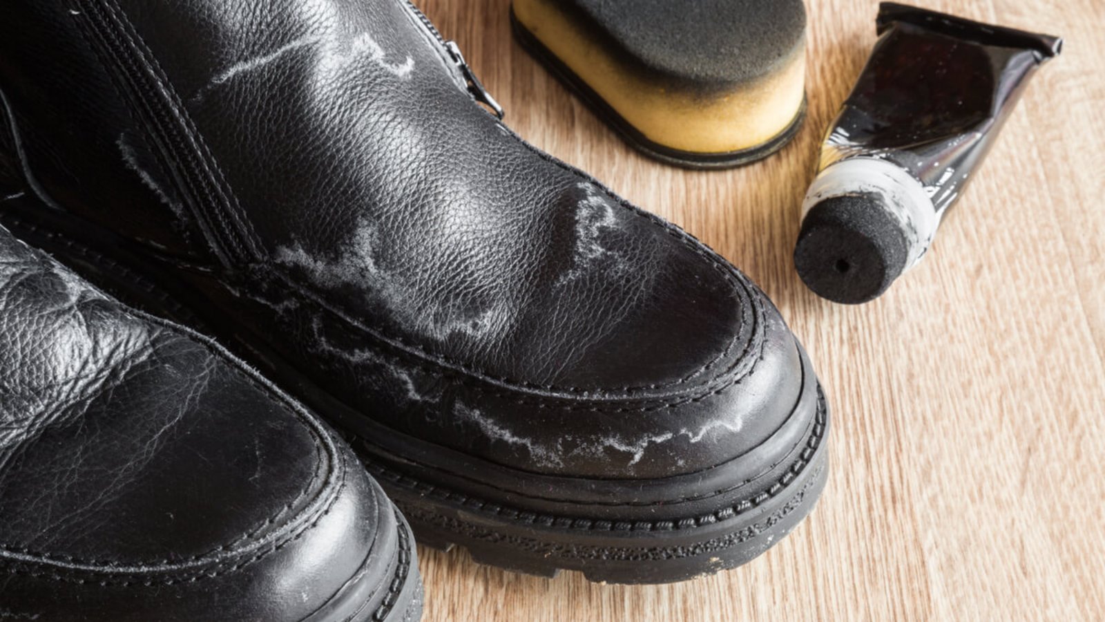 Hier zeigen wir Ihnen 6 Tipps, wie man schnell & einfach Salz- und Schneeränder von Schuhen entfernen kann.Foto: FotoDuets / Shutterstock.com Hier zeigen wir Ihnen 6 Tipps, wie man schnell & einfach Salz- und Schneeränder von Schuhen entfernen kann.Foto: FotoDuets / Shutterstock.com