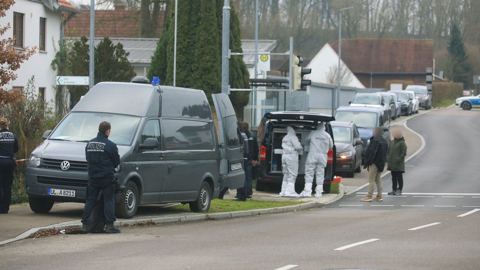 Einsatzkräfte begutachten den Tatort in Illerkirchberg (Alb-Donau-Kreis).Foto: Ralf Zwiebler/z-media/dpa