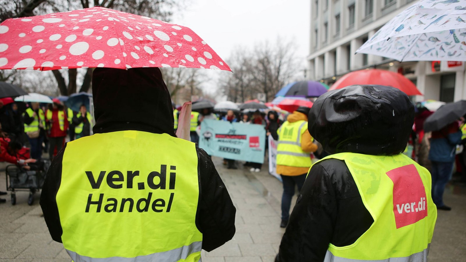 Der Tarifstreit im Einzelhandel zieht sich teilweise schon seit Monaten. Nun werden Beschäftigte erneut zum Streik aufgerufen.Foto: dpa/Stefan Rampfel Der Tarifstreit im Einzelhandel zieht sich teilweise schon seit Monaten. Nun werden Beschäftigte erneut zum Streik aufgerufen.Foto: dpa/Stefan Rampfel