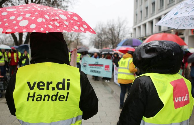 Der Tarifstreit im Einzelhandel zieht sich teilweise schon seit Monaten. Nun werden Beschäftigte erneut zum Streik aufgerufen.<span class='image-autor'>Foto: dpa/Stefan Rampfel</span>