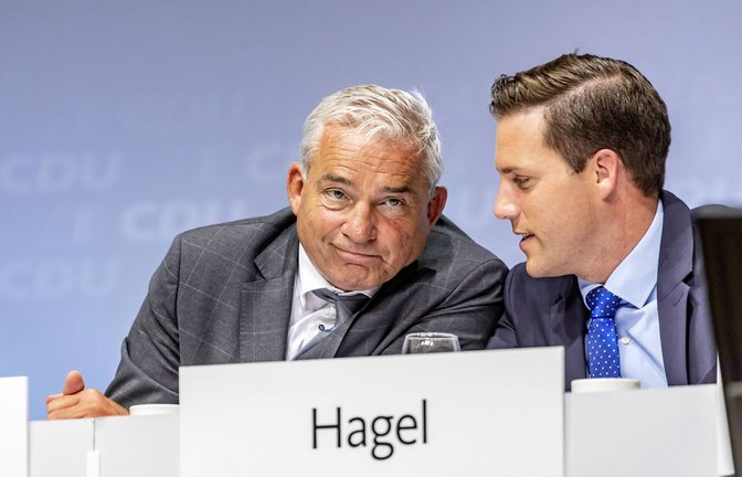 Manuel Hagel (rechts) wittert Ungemach in der Beamtendebatte – Thomas Strobl ist auf seine Linie eingeschwenkt.<span class='image-autor'>Foto: imago/ Arnulf Hettrich</span>