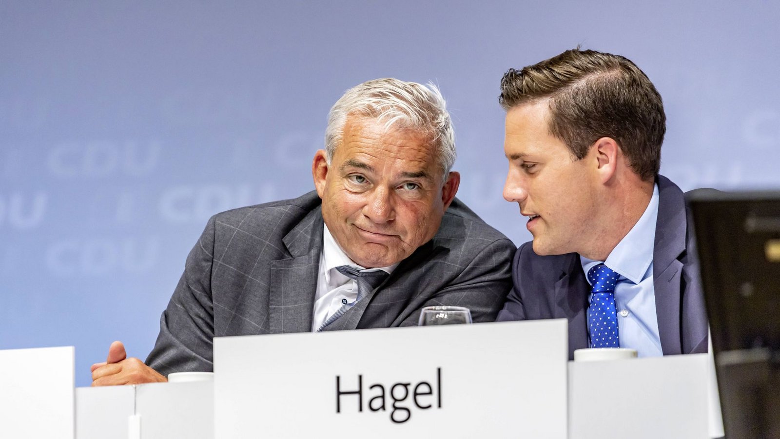 Manuel Hagel (rechts) wittert Ungemach in der Beamtendebatte – Thomas Strobl ist auf seine Linie eingeschwenkt.Foto: imago/ Arnulf Hettrich