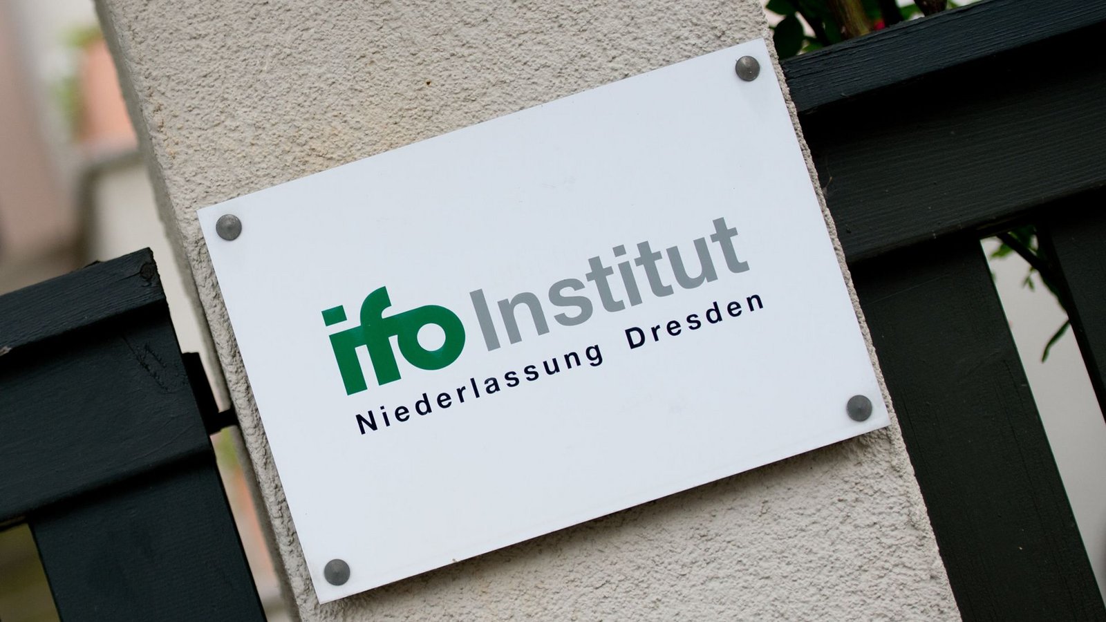 Das Ifo-Institut hat Ökonomen befragt: Bürokratieabbau und Investitionen in die Infrastruktur und Digitalisierung seien wichtige Reformen für Deutschland. (Symbolbild)Foto: dpa/Arno Burgi