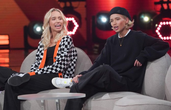 Die Zwillinge Lisa (l) und Lena 2022 zu Gast in der ARD-Show "Verstehen Sie Spaß?".<span class='image-autor'>Foto: picture alliance/dpa | Jörg Carstensen</span>