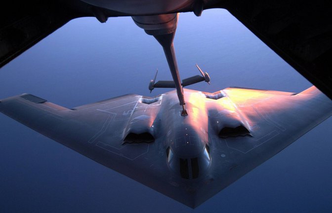 Ein US Air Force B-2 Spirit Stealth Bomber während der Luft-Betankung über Australien (Archivfoto).<span class='image-autor'>Foto: Imago/UPI Photo</span>