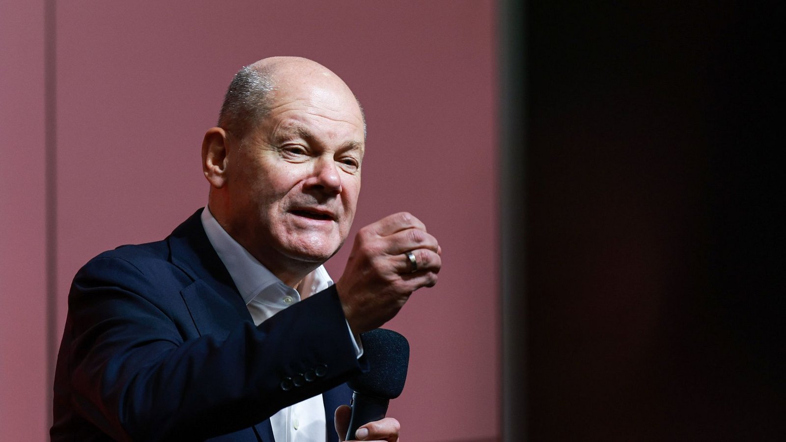 Bundeskanzler Scholz reiste am Montag in die Ukraine. (Archivbild)Foto: dpa/Hannes P Albert