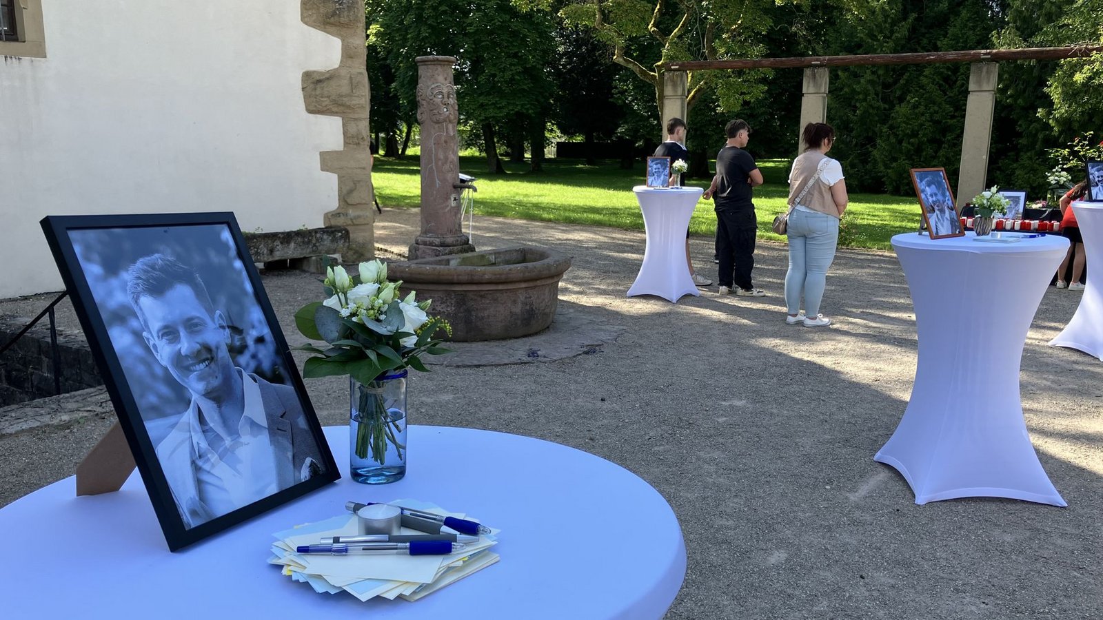 Bei der Gedenkveranstaltung am Freitagabend hatten die Menschen die Möglichkeit, Wünsche für Rouven Laur und seine Familie niederzuschreiben. Diese sollen als Buch an die Familie übergeben werden.Foto: Florian Dürr