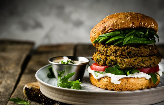 Ein veganer Zucchini-Burger. Die Burger-Bezeichnung für Fleischersatzprodukte bleiben in der Europäischen Union vorerst erlaubt (Symbolfoto).<span class='image-autor'>Foto: anaumenko - stock.adobe.com</span>