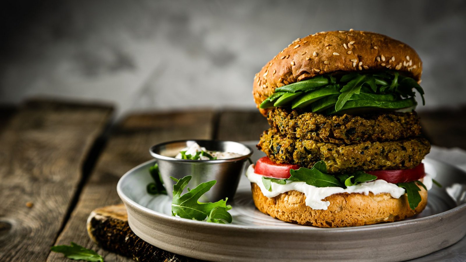 Ein veganer Zucchini-Burger. Die Burger-Bezeichnung für Fleischersatzprodukte bleiben in der Europäischen Union vorerst erlaubt (Symbolfoto).Foto: anaumenko - stock.adobe.com Ein veganer Zucchini-Burger. Die Burger-Bezeichnung für Fleischersatzprodukte bleiben in der Europäischen Union vorerst erlaubt (Symbolfoto).Foto: anaumenko - stock.adobe.com