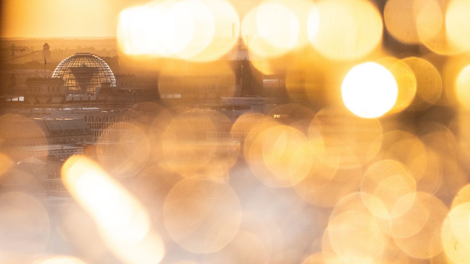 Die Kuppel des Bundestags ist im Licht der untergehenden Sonne zu sehen.Foto: Sebastian Gollnow/dpa Die Kuppel des Bundestags ist im Licht der untergehenden Sonne zu sehen.Foto: Sebastian Gollnow/dpa