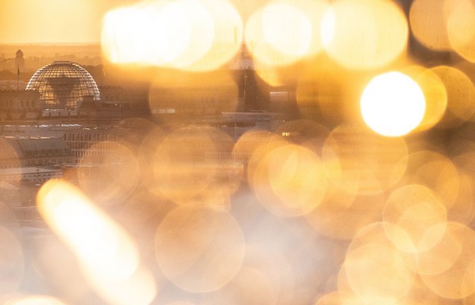 Die Kuppel des Bundestags ist im Licht der untergehenden Sonne zu sehen.<span class='image-autor'>Foto: Sebastian Gollnow/dpa</span>