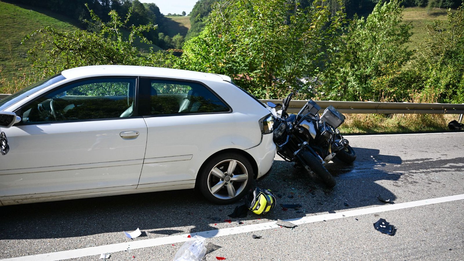 Der Motorradfahrer krachte mit seinem Motorrad in das Heck des Audis.Foto: SDMG/SDMG / MB Der Motorradfahrer krachte mit seinem Motorrad in das Heck des Audis.Foto: SDMG/SDMG / MB