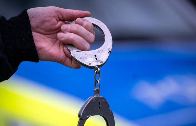 Die drei Verdächtigen wurden verhaftet. (Symbolbild)<span class='image-autor'>Foto: dpa/Soeren Stache</span>