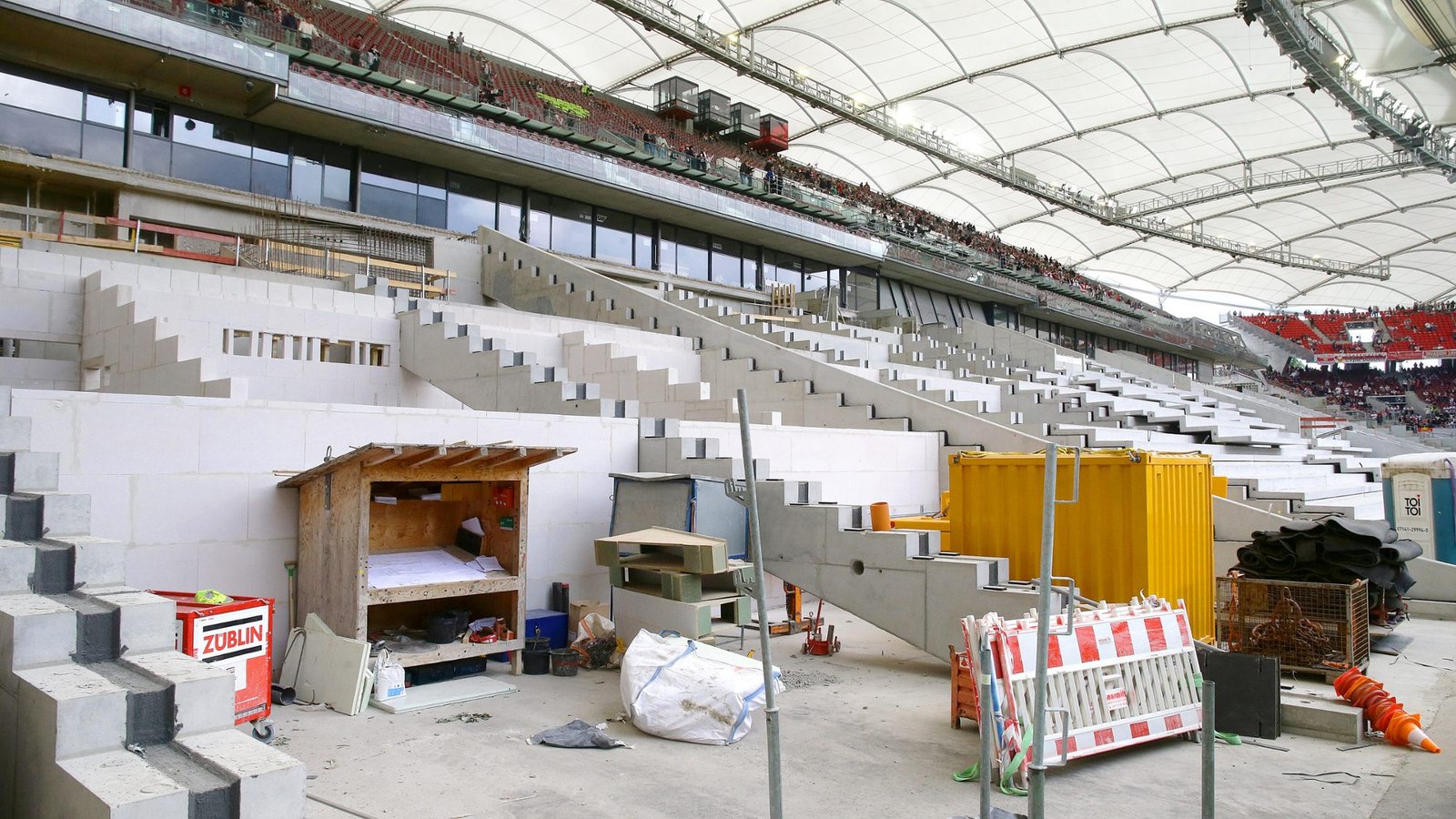 Mit der sanierten Haupttribüne will der VfB Stuttgart von Ende 2024 an mehr Geld einnehmen. Allerdings steigt auch seine Belastung.Foto: Baumann/Hansjürgen Britsch