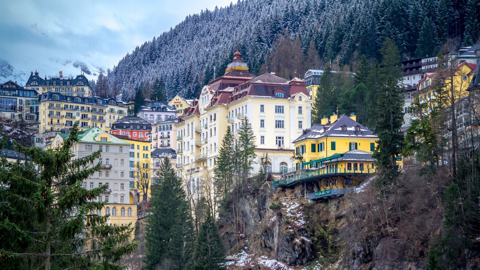 Wasserfall und Grand Hotels: Bad Gastein hat einen morbiden Charme.Foto: IMAGO/Depositphotos