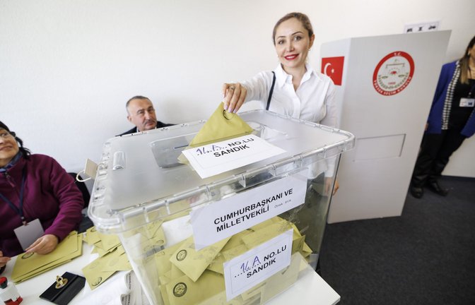 Eine türkische Wählerin gibt im Wahllokal in Zuffenhausen ihre Stimme ab.<span class='image-autor'>Foto: Lichtgut/Julian</span>