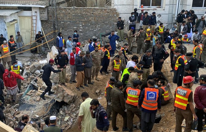 Sicherheitsbeamte und Rettungskräfte suchen nach dem Selbstmordattentat nach weiteren Opfern.<span class='image-autor'>Foto: Zubair Khan/AP/dpa</span>