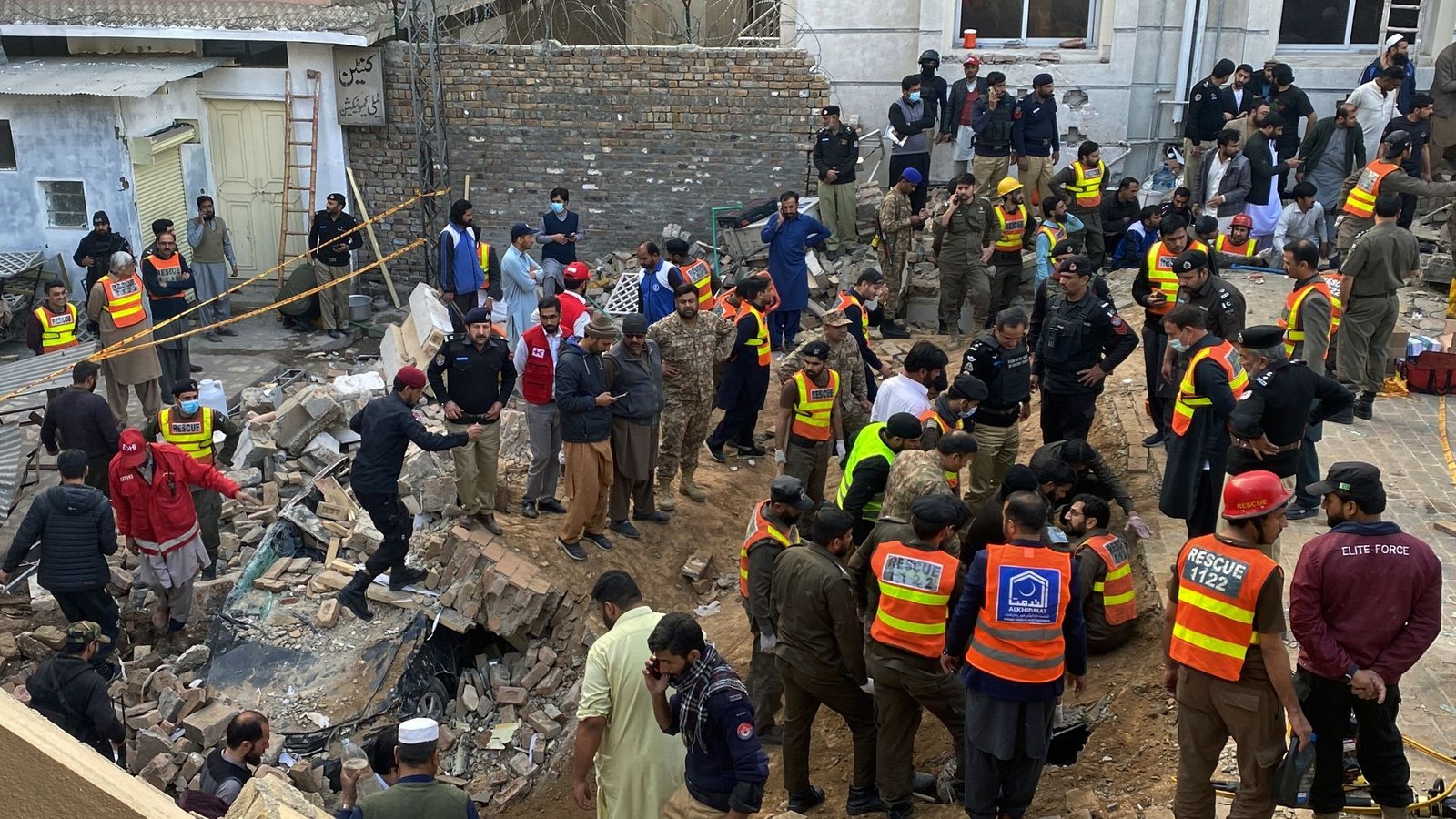 Sicherheitsbeamte und Rettungskräfte suchen nach dem Selbstmordattentat nach weiteren Opfern.Foto: Zubair Khan/AP/dpa