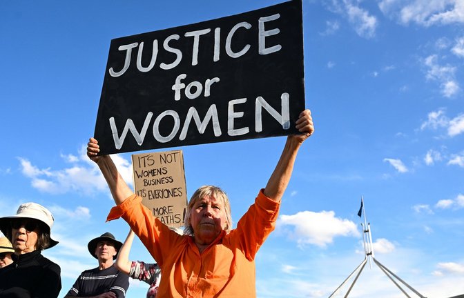 In Canberra fordert eine Frau "Justice for Women" (Gerechtigkeit für Frauen).<span class='image-autor'>Foto: Lukas Coch/AAP/dpa</span>