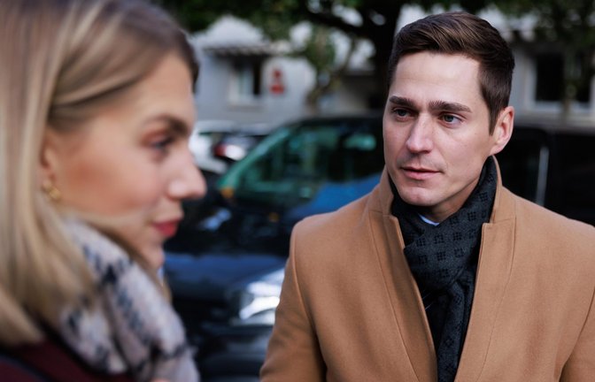 Stella (Bettine Langehein) fragt sich, wie sie vorgeht, wenn Patrizia tatsächlich schuldig ist. Rechts Ringo (Timothy Boldt)<span class='image-autor'>Foto: RTL / Sebastian Meyer</span>