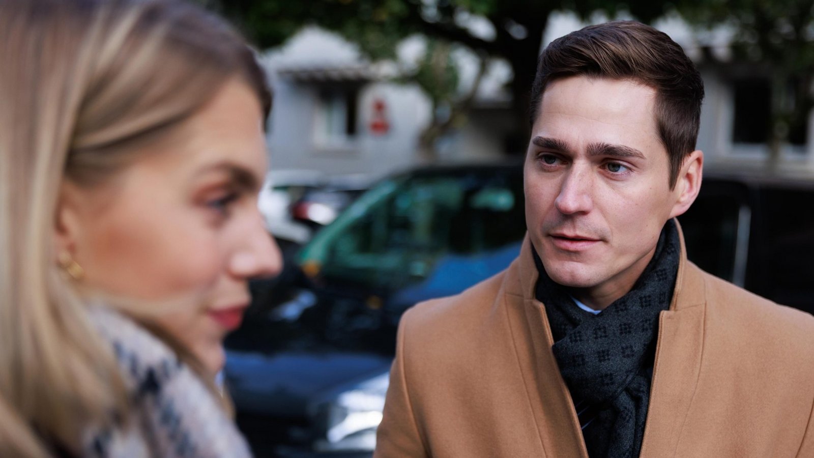Stella (Bettine Langehein) fragt sich, wie sie vorgeht, wenn Patrizia tatsächlich schuldig ist. Rechts Ringo (Timothy Boldt)Foto: RTL / Sebastian Meyer