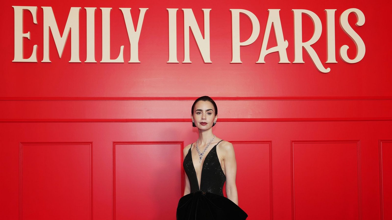 Was Emily (Lily Collins) in der letzten Staffel wohl erleben wird? (Archivbild)Foto: Aurelien Morissard/AP/dpa Was Emily (Lily Collins) in der letzten Staffel wohl erleben wird? (Archivbild)Foto: Aurelien Morissard/AP/dpa