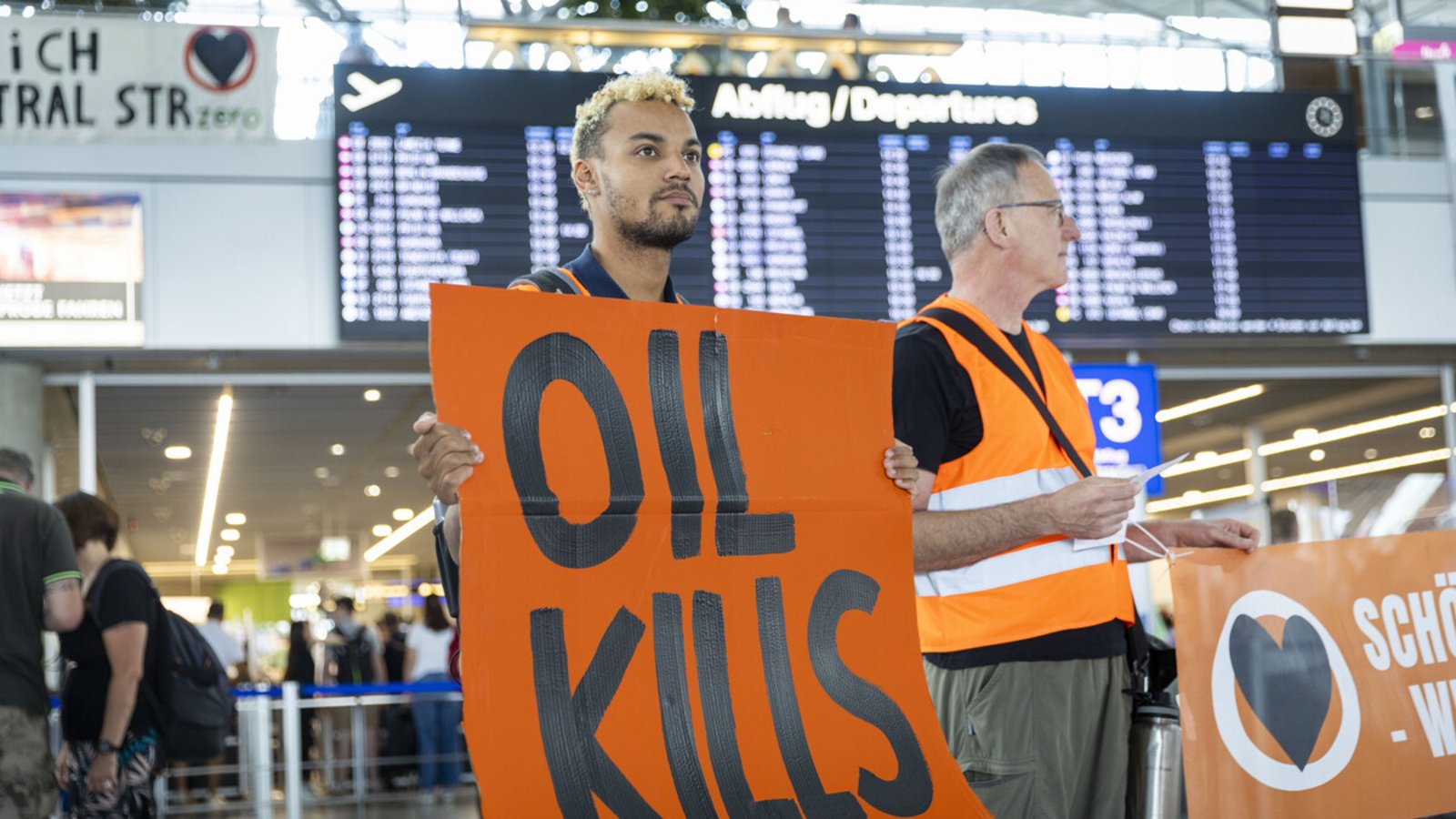 „Öl tötet“ steht auf dem Plakat eines Aktivisten.Foto: Lichtgut/Julian Rettig „Öl tötet“ steht auf dem Plakat eines Aktivisten.Foto: Lichtgut/Julian Rettig