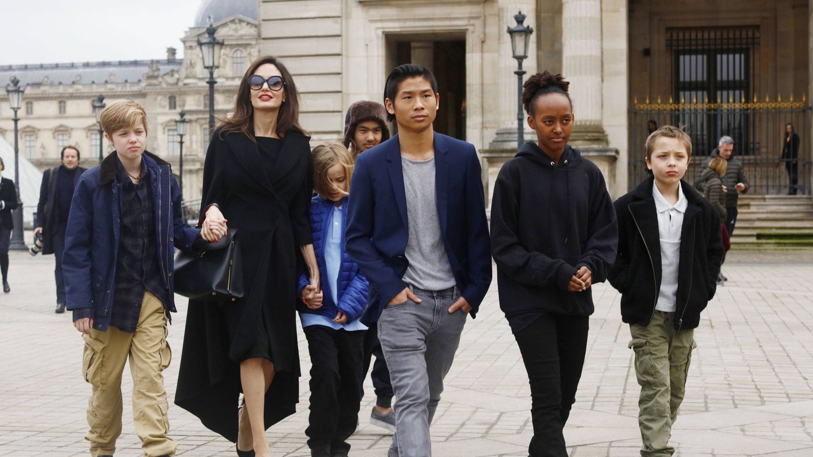 Full House: Angelina Jolie mit ihren sechs Kindern (von links) Shiloh, Vivienne, Pax (ganz hinten), Maddox, Zahara und Knox.Foto: IMAGO / ZUMA Press
