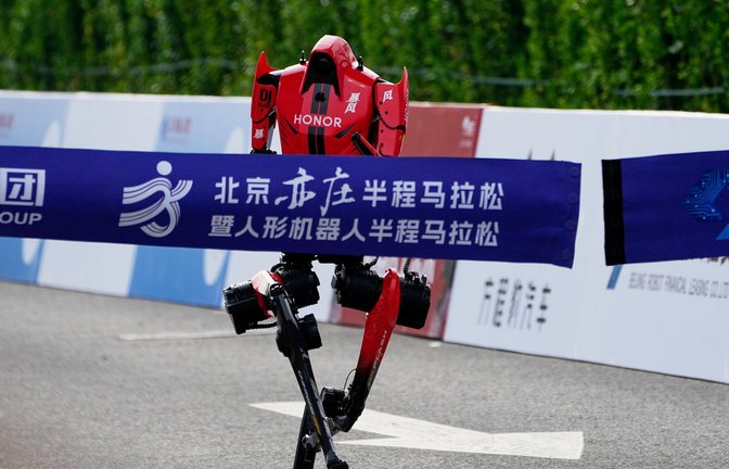 Der Roboter des Smartphone-Herstellers Honor lief als Erster über die Ziellinie.<span class='image-autor'>Foto: Andy Wong/AP/dpa</span>