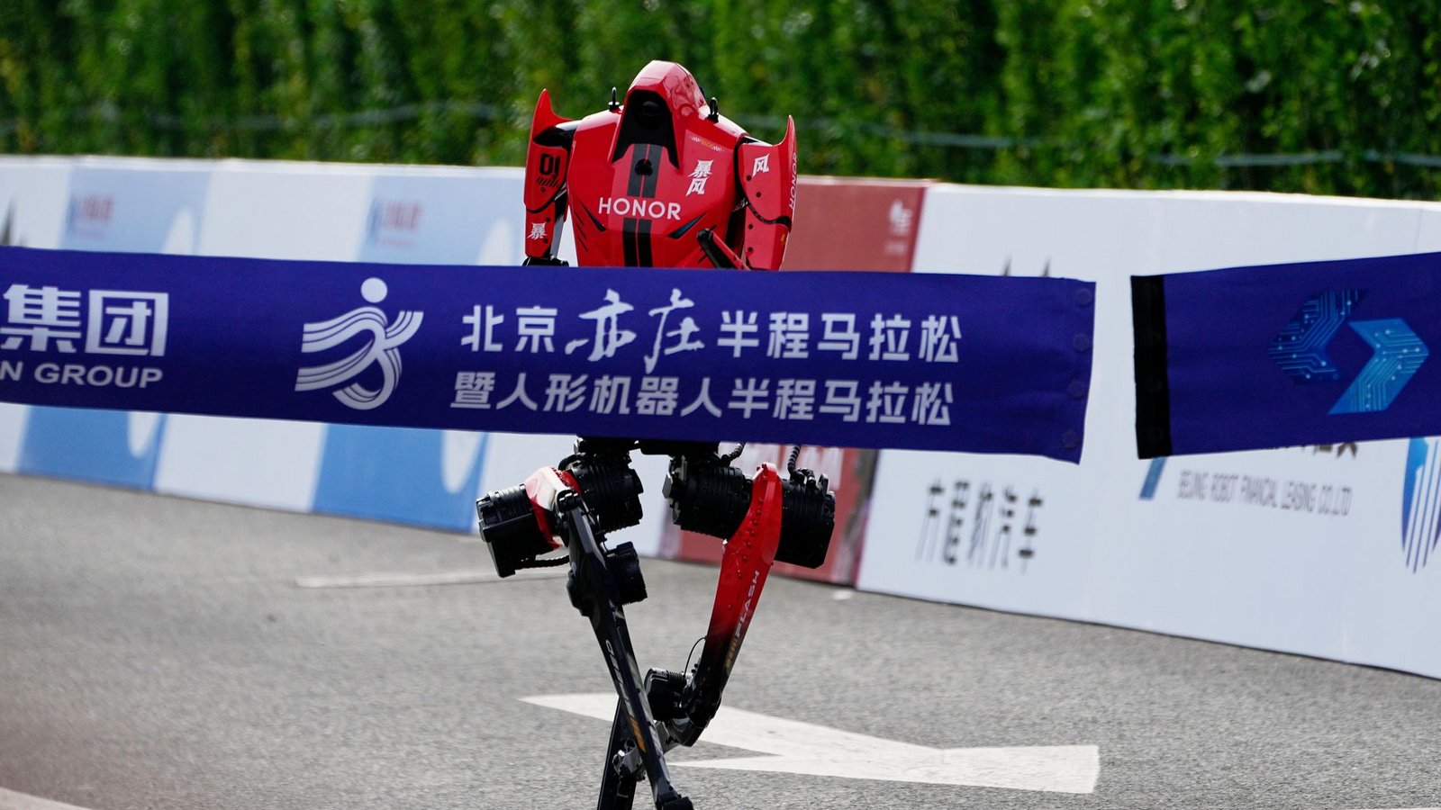 Der Roboter des Smartphone-Herstellers Honor lief als Erster über die Ziellinie.Foto: Andy Wong/AP/dpa