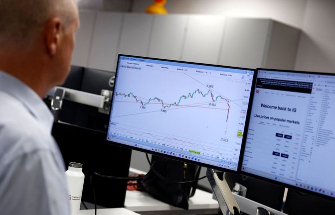 Donald Trump schickt mit seiner Zoll-Orgie die Börse auf Talfahrt. In der ganzen Welt versuchen auch Regierungen der Entwicklung gegenzusteuern – manche entscheiden sich für eine engere Zusammenarbeit.<span class='image-autor'>Foto: AFP/BENJAMIN CREMEL</span>