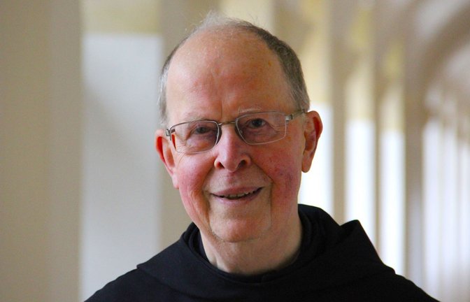 Pater Albert Schmidt steckt voller Limericks.<span class='image-autor'>Foto: Uli Fricker</span>